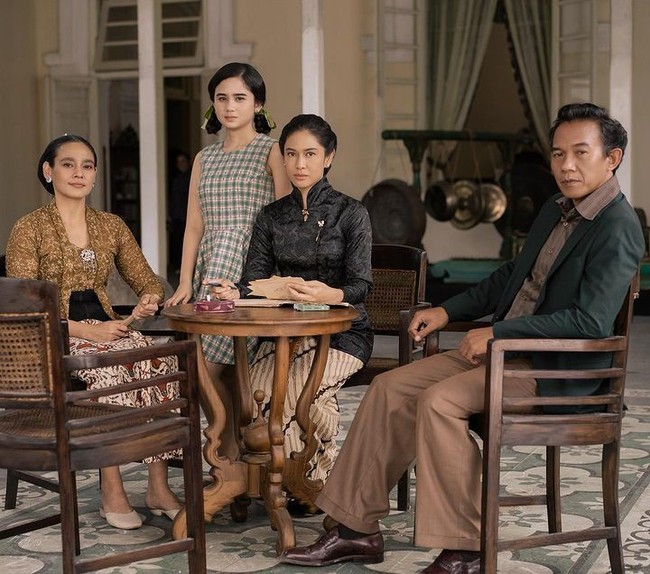 Inilah potret keluarga Dasiyah dalam serial Gadis Kretek. Ine Febriyanti, yang berperan sebagai ibunya, Roemaisa, terlihat anggun memakai kebaya brokat berwarna kuning. Dilengkapi stagen dan jarit batik senada. Foto: Instagram