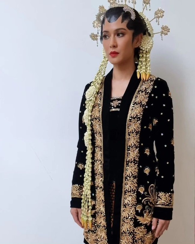 Ada pula penampilan Dian Sastrowardoyo memakai kebaya hitam beludru dengan aksen bordiran emas seperti pengantin Jawa. Lengkap dengan paesnya.Foto: Instagram