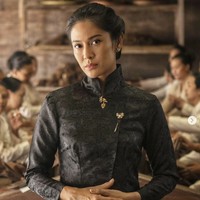 Dian Sastrowardoyo tengah mencuri atensi publik dengan penampilannya sebagai Jeng Yah atau Dasiyah dalam serial Gadis Kretek. Dia identik gayanya memakai kebaya janggan yang belum familiar dibandingkan jenis kebaya lainnya, kutubaru dan encim.Foto: Instagram