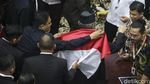 Potret Jimly Asshiddiqie Dibalutkan Bendera Merah Putih