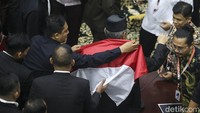 Momen tersebut terjadi usai pembacaan putusan nomor 2/MKMK/L/11/2023.  