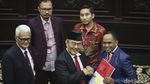 Potret Jimly Asshiddiqie Dibalutkan Bendera Merah Putih