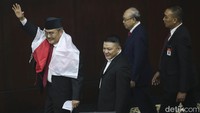 Jimly Asshiddiqie melambaikan tangan kepada pengunjung sidang.  