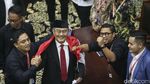 Potret Jimly Asshiddiqie Dibalutkan Bendera Merah Putih