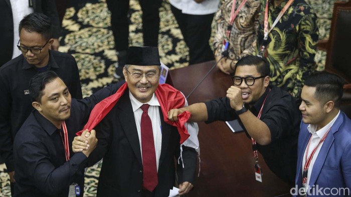 Momen Jimly Asshiddiqie Dipakaikan Bendera Merah Putih Ketua Majelis Kehormatan MK Jimly Asshiddiqie dipakaikan bendera merah putih. Momen itu usai Jimly membacakan putusan nomor 2/MKMK/L/11/2023.