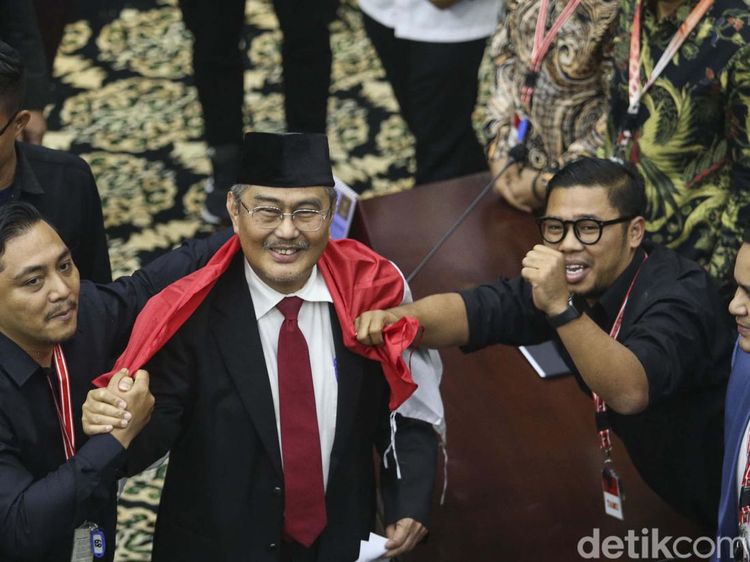 Potret Jimly Asshiddiqie Dibalutkan Bendera Merah Putih