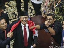 Potret Jimly Asshiddiqie Dibalutkan Bendera Merah Putih