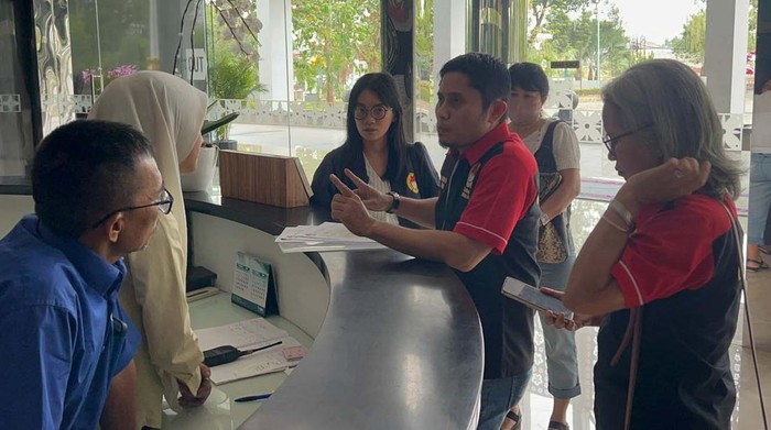 Momen Kuasa Hukum HKP Datangi Kantor Wali Kota Tangsel Kuasa hukum PT Hana Kreasi Persada (HKP) mendatangi kantor Wali Kota Tangsel. Pertemuan ini terkait perubahan status sebidang lahan di Rempoa.