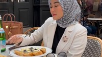 Di Instagramnya, Marissya memang lebih suka mengunggah kegiatannya sehari-hari. Termasuk momen kulinerannya makan mewah di salah satu restoran bergaya Prancis. Foto: Instagram @marissyaichareal
