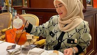 Terkenal sebagai pengusaha wanita yang sukses, Marissya sering ngeteh di kafe mewah usai berbelanja barang branded. Foto: Instagram @marissyaichareal