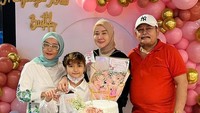 Selalu rayakan ulang tahun dengan heboh dan meriah, begini terharunya Marissya mendapatkan kejutan manis berupa aneka kue di hari ulang tahunnya. Foto: Instagram @marissyaichareal