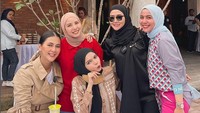 Nongkrong bareng teman-temannya yang kebanyakan berasal dari kalangan selebriti, Marissya dan teman-temannya pilih menu sate hingga minuman dingin. Foto: Instagram @marissyaichareal