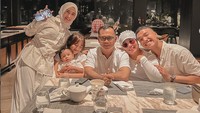 Terakhir ini kenangan Marissya saat makan malam bareng Fuji dan keluarga lengkapnya, di sebuah restoran bernuansa mewah.  Foto: Instagram @marissyaichareal