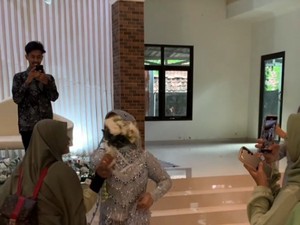 Viral Bikin Ngakak, Momen Ibu-ibu Geer Dikira Dapat Buket Bunga Pengantin
