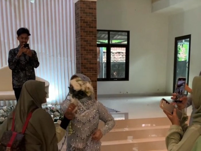 Momen pelemparan bunga bikin salfok, viral di TikTok.