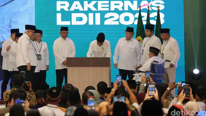 Presiden Joko Widodo bersama Ketua Umum Lembaga Dakwah Islam Indonesia (LDII) Chriswanto Santoso didampingi Menko PMK Muhadjir Effendy, Menhan Prabowo Subianto, Mendag Zulkifli Hasan membuka Rakernas LDII digelar di Grand Ballroom Minhaajurrosyidiin di Jakarta Timur, Selasa (7/11/2023).