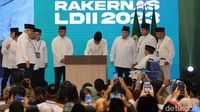 Presiden Joko Widodo bersama Ketua Umum Lembaga Dakwah Islam Indonesia (LDII) Chriswanto Santoso didampingi Menko PMK Muhadjir Effendy, Menhan Prabowo Subianto, Mendag Zulkifli Hasan membuka Rakernas LDII digelar di Grand Ballroom Minhaajurrosyidiin di Jakarta Timur, Selasa (7/11/2023).  