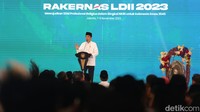 Tampak Presiden Jokowi mengenakan peci hitam dan baju berwarna putih. 