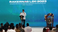 Jokowi juga berbicara mengenai tantangan yang dihadapi sejumlah negara di dunia. Salah satunya mengenai ketidakpastian ekonomi. 