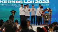 Sejumlah pejabat yang mendampingi Jokowi dalam acara ini adalah Menko PMK Muhadjir Effendy, Menhan Prabowo Subianto, Mendag Zulkifli Hasan, Panglima TNI Laksamana Yudo Margono, hingga Kapolri Jenderal Listyo Sigit Prabowo. 