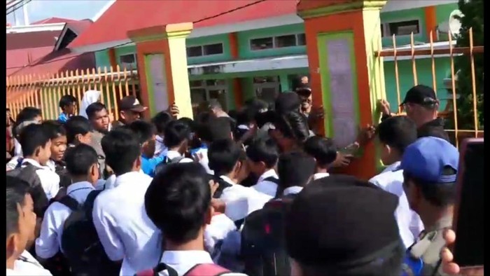 Murid SMP Negeri 2 Batusangkar yang tak bisa masuk ke sekolah karena sekolahnya disegel. (Foto: Istimewa)