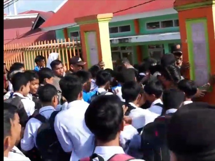 Murid SMP Negeri 2 Batusangkar yang tak bisa masuk ke sekolah karena sekolahnya disegel. (Foto: Istimewa)