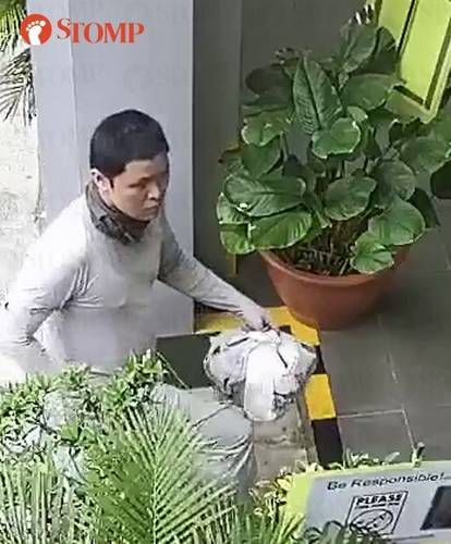 Waduh! Ojol Ini Nekat Tuang Kembali Makanan Pelanggan yang Tumpah