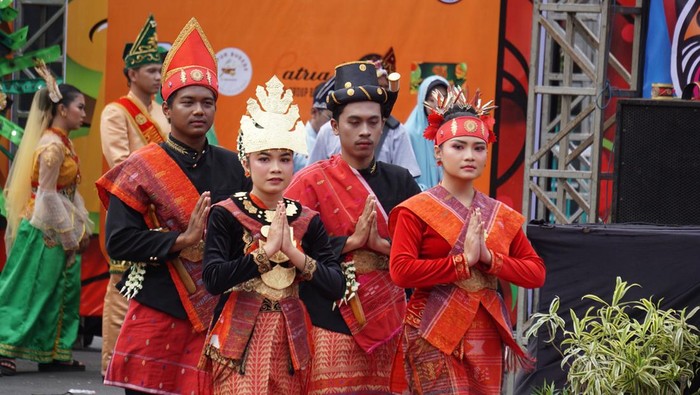 Pakaian Adat
