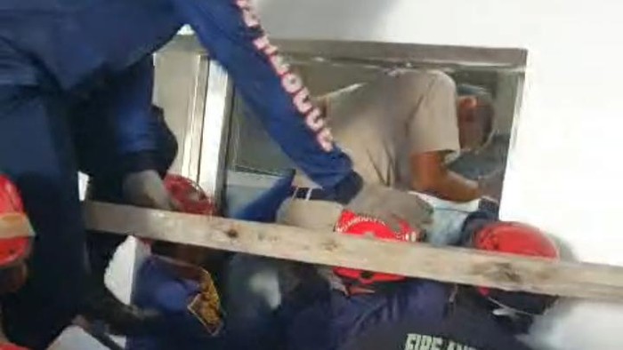 Dua orang aparatur sipil negara (ASN) terjebak di dalam lift kantor Balai Kota Palopo, Sulawesi Selatan (Sulsel) gegara lift bermasalah.