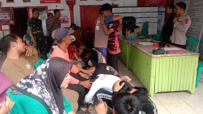 Para remaja menyesal dan menangis di hadapan orang tua karena terlibat geng motor