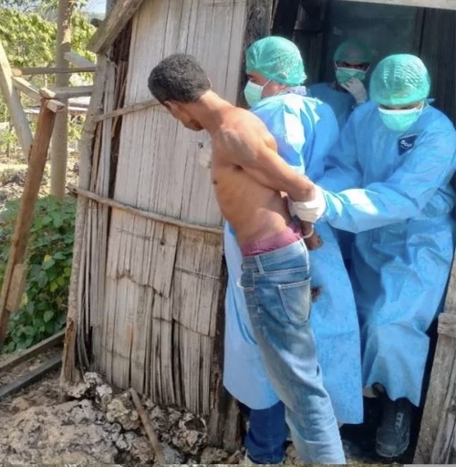 Pasien suspek rabies saat diamankan petugas di Kelurahan Niki-Niki, Kecamatan Amanuban Tengah, TTS, NTT. (Dokumen Puskesmas Niki-Niki).