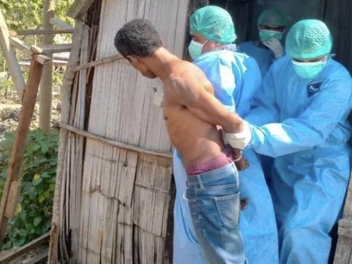 Pasien suspek rabies saat diamankan petugas di Kelurahan Niki-Niki, Kecamatan Amanuban Tengah, TTS, NTT. (Dokumen Puskesmas Niki-Niki).