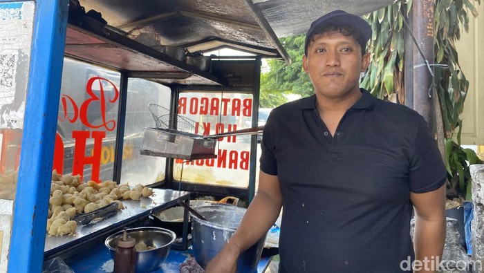 Pedagang kuliner di kawasan Rungkut Surabaya yang mengeluhkan harga cabai yang pedas.