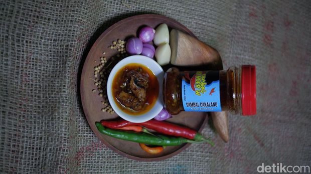 Pedagang kuliner di kawasan Rungkut Surabaya yang mengeluhkan harga cabai yang pedas.