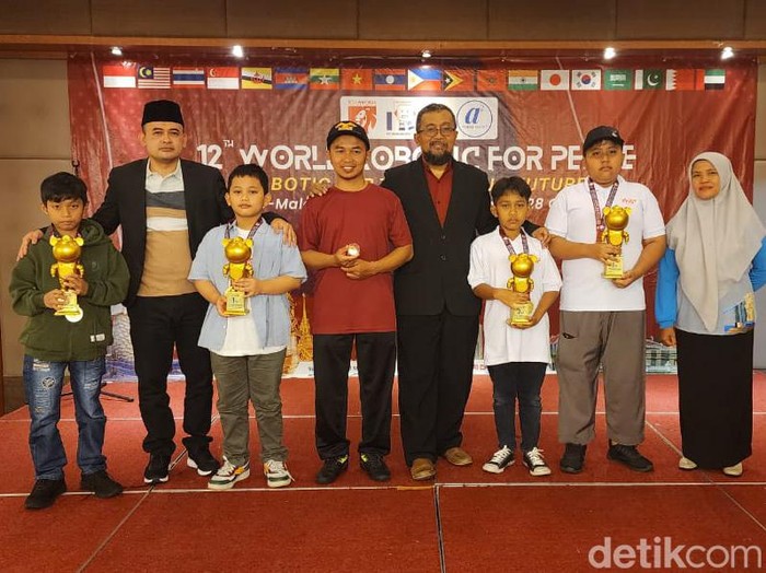 pelajar blitar juara 1 Robotic Training and Competition di singapura