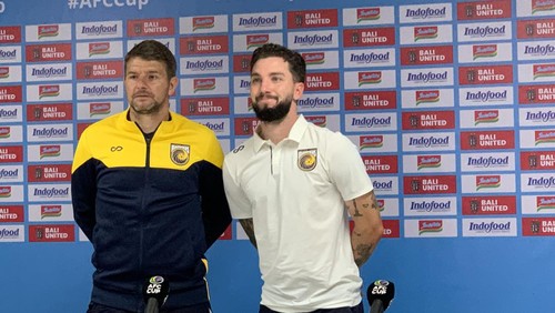 Pelatih CC Mariners, Mark Jackson (jaket kuning) dan pemain bertahan CC Mariners, Storm Roux, di Gianyar, Bali, Selasa (7/11/2023).