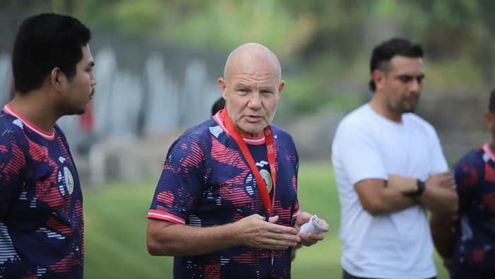 Pelatih PSS Sleman, Bertrand Crasson, pada sesi latihan di Lapangan Pakembinangun, Sleman, Senin (6/11/2023).