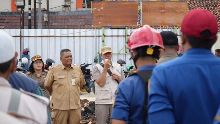Pemkot Jaktim menertibkan sebuah rumah di Cipinang Cempedak, Jatinegara, karena berdiri di lahan sekolah milik Pemprov DKI Jakarta. (Antara/Kominfotik JT)