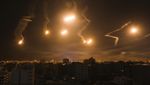 Penampakan Mencekam Langit Gaza Diterangi Suar Pasukan Israel