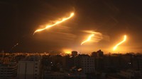 Kilatan suar itu juga disusul puluhan rudal yang ditembakkan oleh pesawat tempur Israel. 