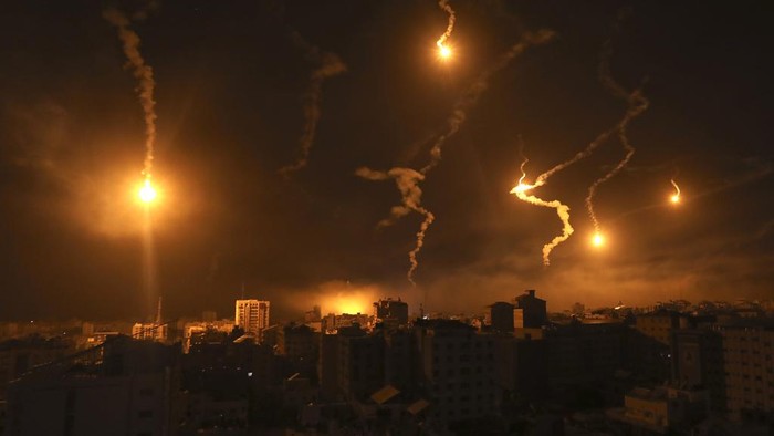 Israeli forces flares light up the night sky in Gaza City, Monday, Nov. 6, 2023. (AP Photo/Abed Khaled)