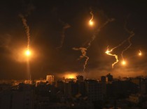 Penampakan Mencekam Langit Gaza Diterangi Suar Pasukan Israel