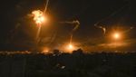 Penampakan Mencekam Langit Gaza Diterangi Suar Pasukan Israel