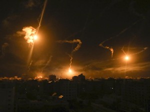 Penampakan Langit Malam di Gaza saat Dihujani Rudal Israel