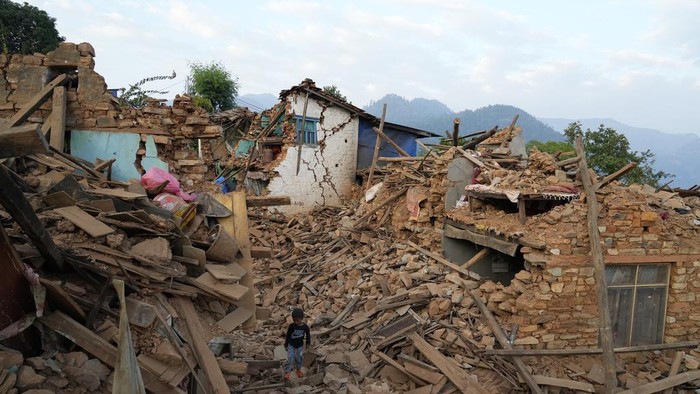 Penampakan Nepal Porak-poranda Setelah Diguncang Gempa Dahsyat A survivor inspects his earthquake damaged house in Rukum District, northwestern Nepal, Monday, Nov. 6, 2023. The Friday night earthquake in the mountains of northwest Nepal killed more than 150 people and left thousands homeless. (AP Photo/Niranjan Shrestha)