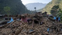 Gempa diketahui terasa hingga ibu kota India, New Delhi, hampir 500 kilometer (310 mil) dari pusat gempa. Kekuatan gempa berkekuatan 5,6 skala Richter ini mengguncang dan meratakan rumah-rumah di seluruh distrik barat terpencil di republik Himalaya itu.  