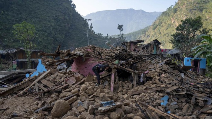 Penampakan Nepal Porak-poranda Setelah Diguncang Gempa Dahsyat A survivor inspects his earthquake damaged house in Rukum District, northwestern Nepal, Monday, Nov. 6, 2023. The Friday night earthquake in the mountains of northwest Nepal killed more than 150 people and left thousands homeless. (AP Photo/Niranjan Shrestha)