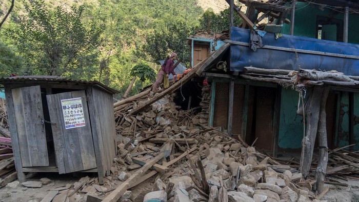 Penampakan Nepal Porak-poranda Setelah Diguncang Gempa Dahsyat A survivor inspects his earthquake damaged house in Rukum District, northwestern Nepal, Monday, Nov. 6, 2023. The Friday night earthquake in the mountains of northwest Nepal killed more than 150 people and left thousands homeless. (AP Photo/Niranjan Shrestha)