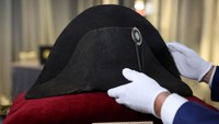 Topi dua sudut berang-berang hitam dengan sulaman simpul pita tiga warna itu merupakan koleksi dari Jean Louis Noisiez.  Topi dua sudut berang-berang hitam dengan sulaman simpul pita tiga warna itu merupakan koleksi dari Jean Louis Noisiez.