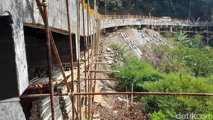 Penataan dan perbaikan sedang berlangsung di kawasan Cadas Pangeran, Kabupaten Sumedang. Penataan dan perbaikan terutama dilakukan pada tebing dan lereng jurang.